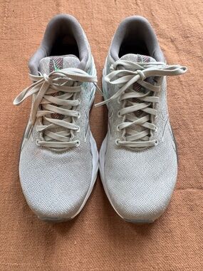 Mizuno Women's Light Gray Sneakers with Mint Highlights